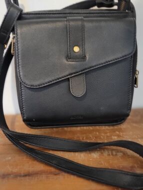 Minooy Black Leather Crossbody Bag